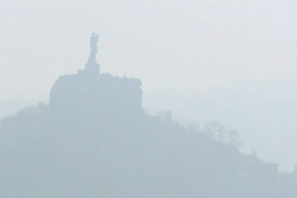 La ville du Puy-en-Velay, en Haute-Loire, touchée par une pollution aux particules fines avec un indice de 8 sur 10. Autant que la ville de Clermont-Ferrand, dans le Puy-de-Dôme. Crédit France3.