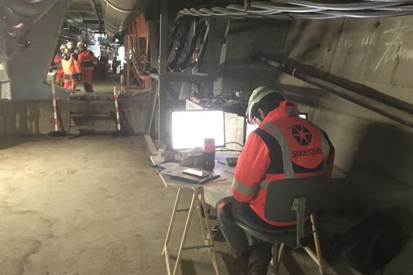 Deux équipes de techniciens se relaient de 6h à 22 pour effectuer les travaux de remplacement du câble défectueux du pont de l’Île de Ré. 