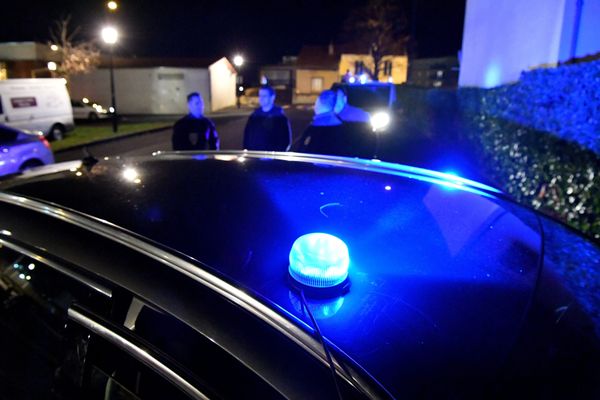 Un policier a vidé son chargeur sur le moteur pour stopper le véhicule, et tiré dans la vitre arrière de la voiture pour réussir à stopper et interpeller ces suspects cagoulés et armés.