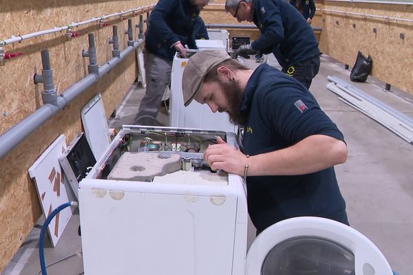 L’entreprise Murfy forme ses propres réparateurs d'électroménager dans son atelier à Metz.