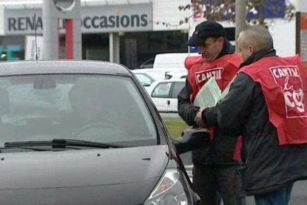 Lundi 26 janvier, des responsables CGT du Cantal ont distribué des tracts devant les entreprises de l'agglomération d'Aurillac. Comme ici, devant l'usine de fabrication de mobilier LAFA. Une action destinée à protester contre le projet de loi Macron débattu ce même jour à l'assemblée nationale.