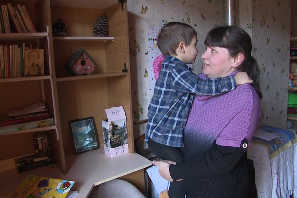 Yuliya, réfugiée ukrainienne en Aveyron et son fils.
