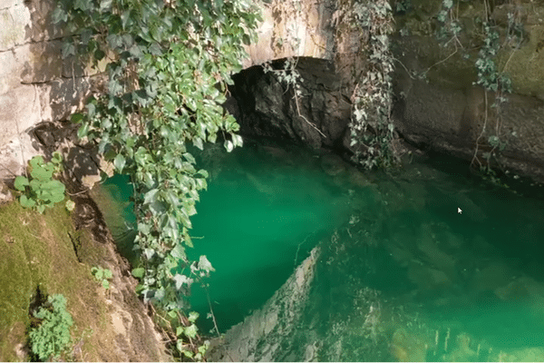 De l'eau aux reflets verts est visible dans le cours d'eau à proximité de la rue Isenbart, ce jeudi 14 mars, à Besançon.