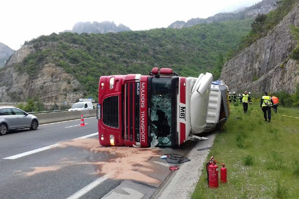 Un poids lourd a fait une embardée sur la voie descendante de l'A75 à hauteur de Pegairolles-de-l'Escallette (Hérault). Le véhicule a traversé le terre plein central et s'est couché sur la bande d'arrêt d'urgence de la voie montante. 