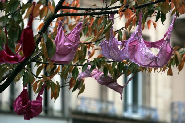 Bientôt à Montéton des guirlandes de soutiens-gorges, comme ici à Belfort en 2012 (C'était alors pour octobre rose).