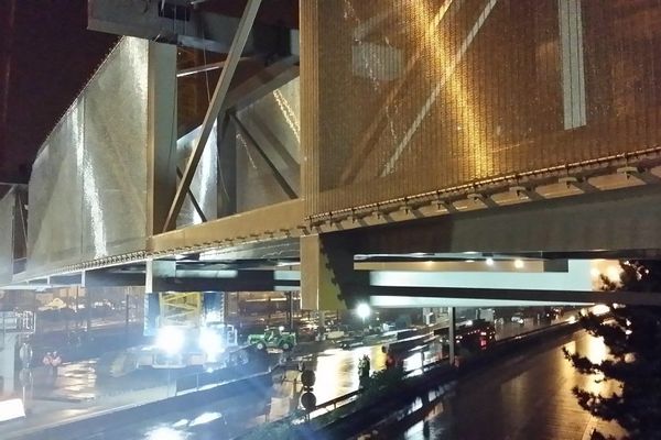 La deuxième partie de la passerelle sera posée le week-end prochain