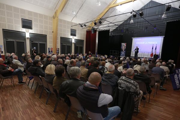 Près de 200 personnes s'étaient déplacées pour ce meeting d'appoigny. À la tribune, Julien Odoul a incendié le rassemblement républicain d'Auxerre.