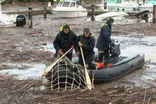 A La Londe les Maures, dans le Var, les recherches se poursuivent ce lundi matin pour tenter de retrouver le corps de la fillette de 8 ans emportée par les eaux du Maravenne, jeudi dernier avec sa maman.