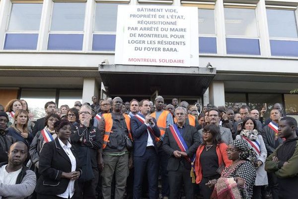 Patrice Bessac,maire PCF de Montreuil, devant les locaux réquisitionnés.