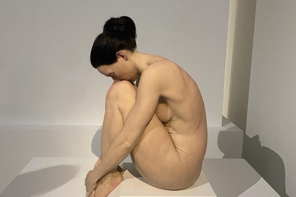 Seated woman par Sam Jinks