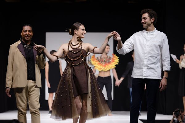 Stéphane Pagan, Gabriella Papadakis portant la robe en chocolat, et Hugo Pralus, au salon du chocolat à Paris. (2022)