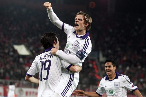 Sacha Kljestan célèbre avec Guillaume Gillet sa victoire contre l'Olympiakos lors du match de l'UEFA Champions League entre l'Olympiakos Le Pirée et le RSC Anderlecht en octobre 2013.