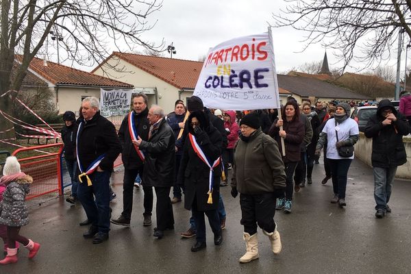 Les parents d'élèves de Marthe-sur-Orge ont organisé une marche blanche pour sauver une classe menacée de fermeture à la rentrée prochaine. 