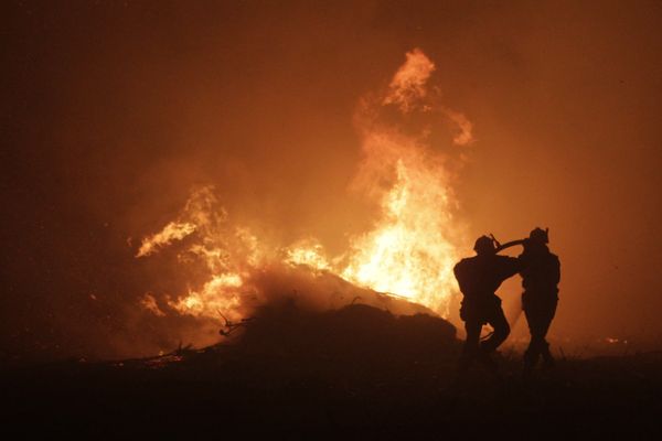 Les sapeurs-pompiers corses face à un incendie, à Pietracorbara, en 2017.