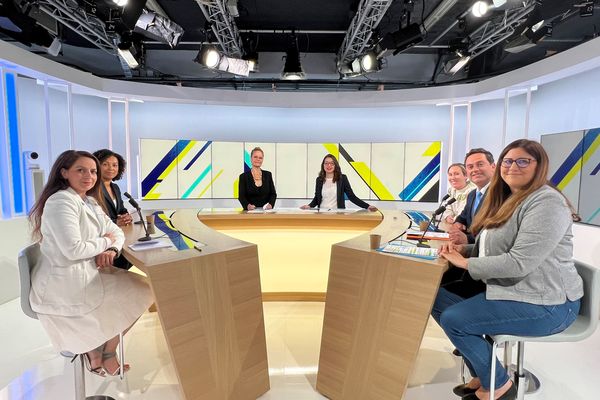 Débat entre les candidates et candidats aux élections législatives de 2022 dans la deuxième circonscription de la Marne.