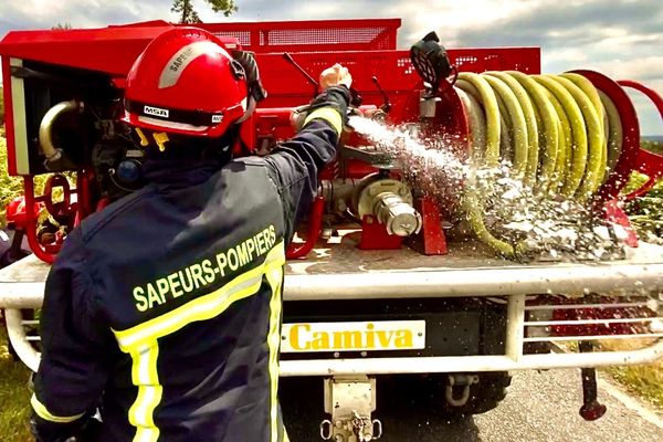 Au plus fort de l'incendie, 81 sapeurs étaient mobilisés ainsi que 25 véhicules de secours. (photo d'illustration)