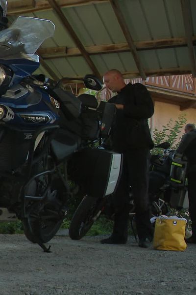 Des motards se garent sous l'abri dédié à leur arrivée au Belvédère Hôtel, le 8 août 2024.