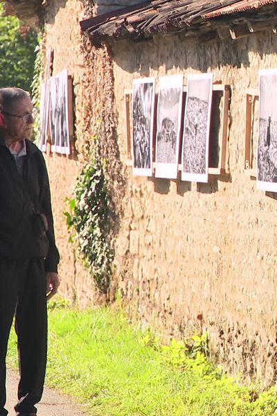 Depuis 23 ans, les rues du village de Barro s'habillent de photos en septembre