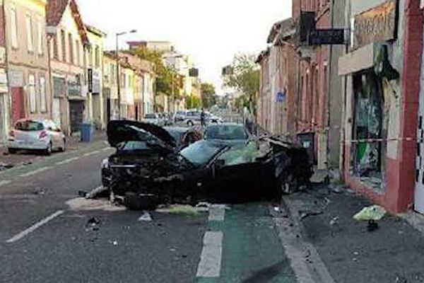 Sous la violence du choc, le véhicule du chauffard a été totalement détruite.