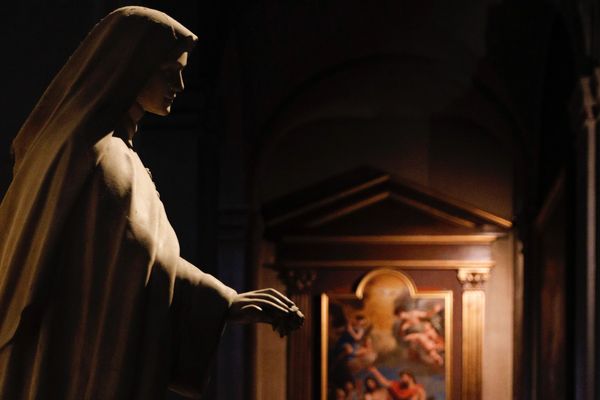 Statue de la Vierge Marie à l'église Saint-Louis-en-l’Ile (église du XVIIe siècle, Paris IVe).