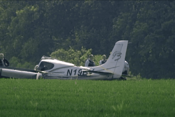 L'avion s'est écrasé dans un champ