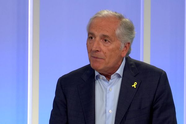 Invité de France 3 dimanche 6 octobre, Richard Zelmati, président du Crif Auvergne-Rhône-Alpes porte un ruban jaune, couleur choisie pour représenter les otages lors des rassemblements.