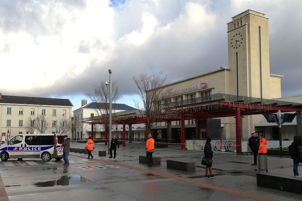 Le parvis de la gare de Clermont-Ferrand et le hall ont été évacués, lundi 18 décembre, suite à la découverte d'un bagage abandonné. 