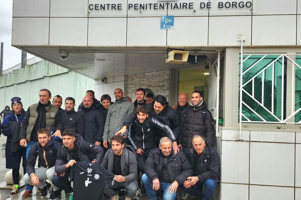 La délégation de la Squadra corsa au grand complet avant de pénétrer dans l'enceinte du centre pénitentiaire de Borgo.