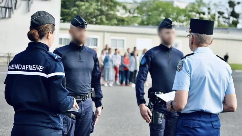 Deux des trois gendarmes félicités par le général.