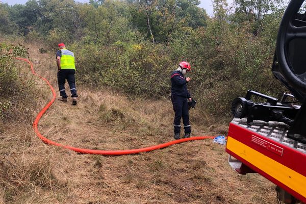 Les véhicules de pompiers ne peuvent pas s'approcher de l'incendie.