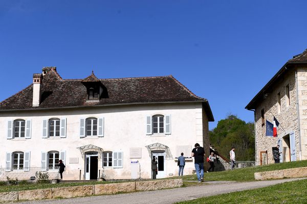 C'est ici, que le 6 avril 1944, 44 enfants et 7 éducateurs de la Colonie, ont été victimes d'une rafle sur ordre de Klaus Barbie, chef de la Gestapo de Lyon.