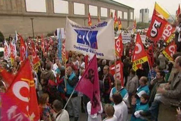 Les manifestants devant la Cité de la Mer