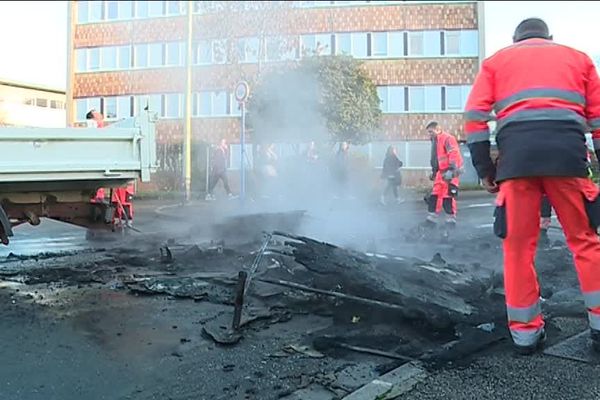 Les services de la ville de Maromme près de Rouen nettoient les dégâts causés par des lycéens lors d'une manifestation le mardi 4 décembre 2018.