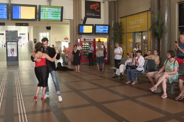 Danser le tango au milieu de la gare de Mulhouse, c'est possible !