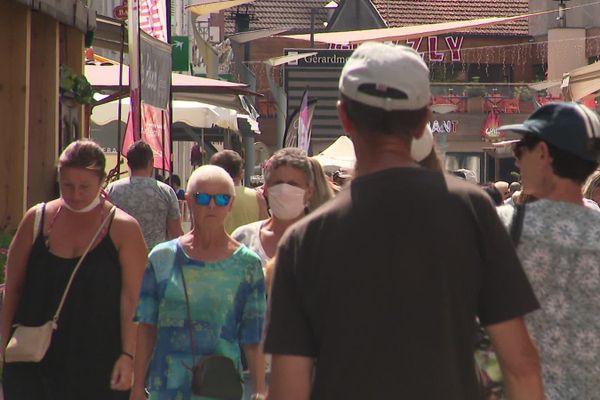 A Gérardmer, le port du masque est vivement recommandé par la Mairie en extérieur, comme ici, dans la rue piétonne