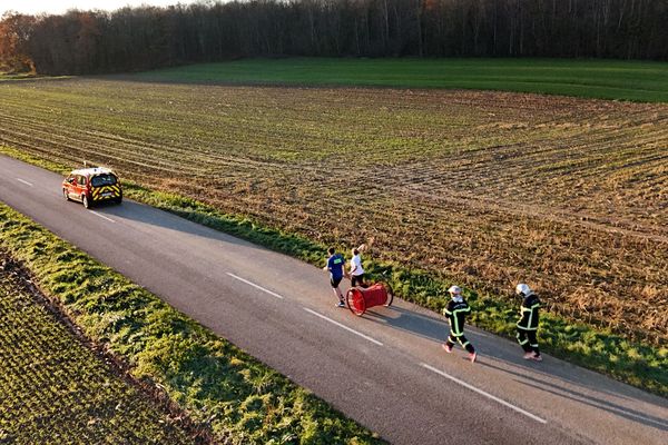 Les sapeurs-pompiers du SDIS 70 courent pour le Téléthon en tractant un dévidoir.