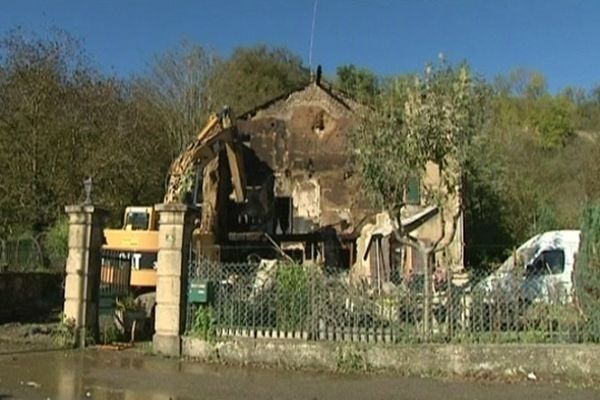 La maison a été détruite par les flammes. Dans les décombres, deux corps ont été retrouvés.