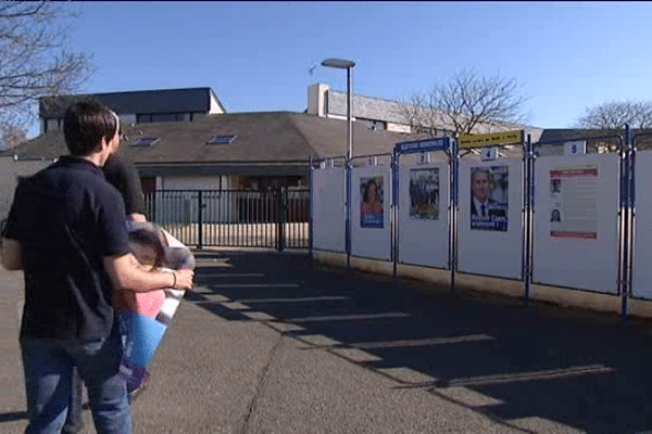 Séance de collage d'affiches électorales ce lundi matin à Caen