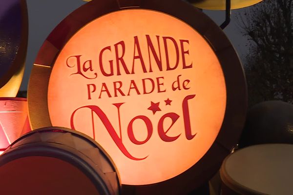 La grande parade de Rouen tourne pendant 1h30 dans les rues de la ville.