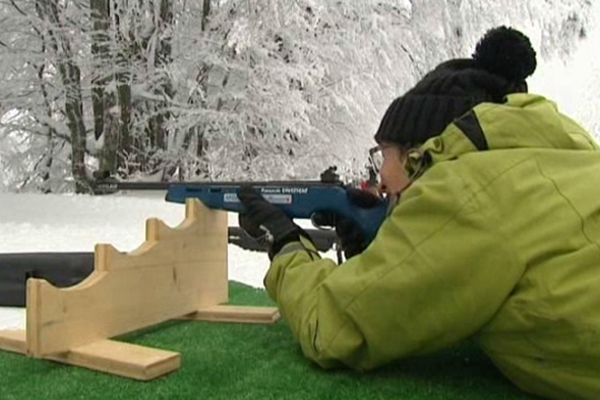 Le biathlon est une combinaison de deux disciplines : le ski de fond et le tir