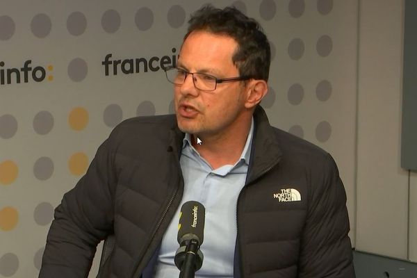 Le sénateur Jérôme Durain au micro de France Info mardi 2 mai