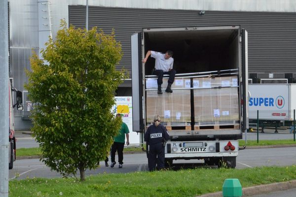 La plateforme Système U où 11 réfugiés ont été découverts dans un camion polonais