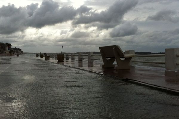 Des vagues submergent le front du mer du Crotoy, mercredi 25 novembre 2015. 