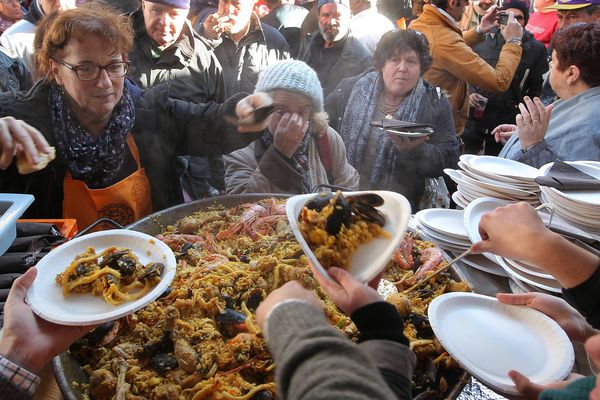 A Bordeaux, les frères Guinaudeau, repreneurs du restorant Bodega Bodega, ont décidé de perpétuer le traditionnel repas offert aux SDF en servant une paëlla géante avec les frères Cuny, à l'origne de l'initiative, il y a 22 ans.