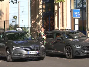 Devant la gare d'Agde (Hérault), les chauffeurs de taxis espèrent plus de fermeté à l'égard des chauffeurs VTC qui ne respectent pas la règlementation - août 2024.