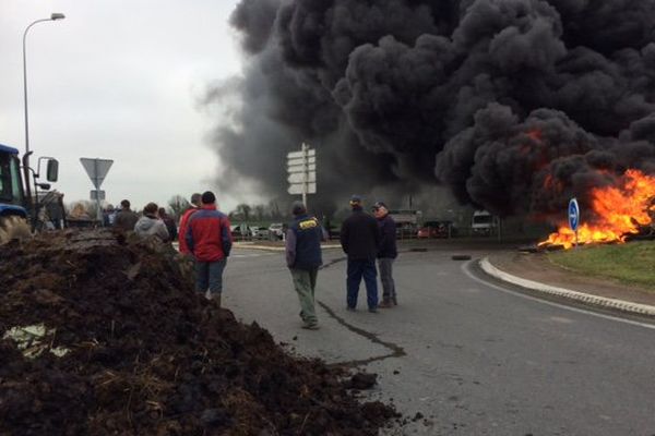 Les agriculteurs bloquent la route entre Parthenay et Niort au niveau du rond-point Montplaisir. 