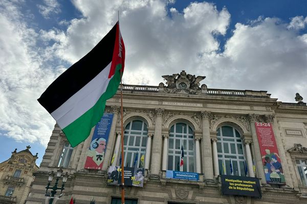 Des centaines de manifestants réunis place de la Comédie à Montpellier en soutien à la Palestine. Samedi 28 octobre 2023.