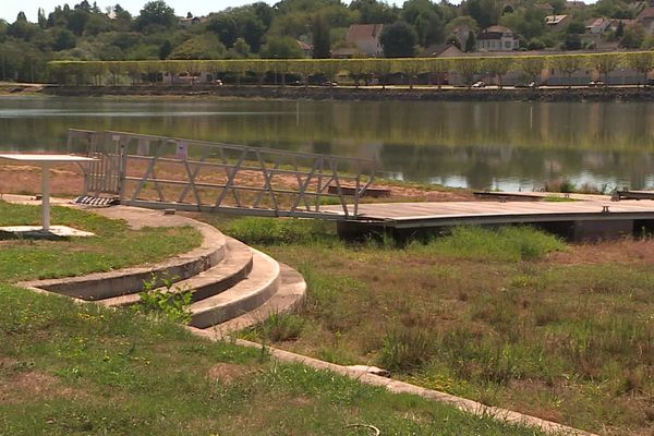 Le Lac du Plessis est à moitié vide. Les activités nautiques ont été suspendues cet été.