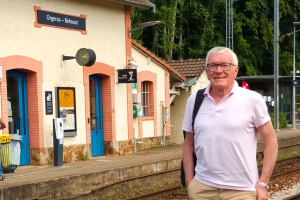 Yves Robert, à la gare d'Orgerus