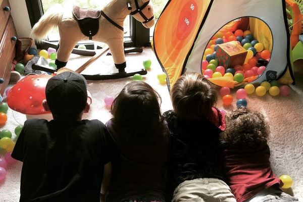 Loulou est le cadet d'une fratrie. Ensemble, ils jouent, se chamaillent mais le handicap du petit garçon a nécessité une adaptation de toute la famille.